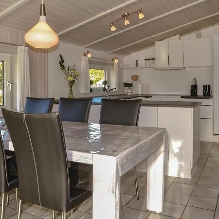 Дом отдыха Four-bedroom Holiday With A Fireplace 04 Вайерс-Странд